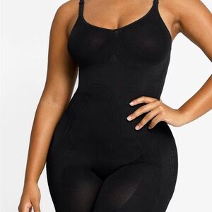 Black Seamless Shapewear Bodysuit with Adjustable Straps